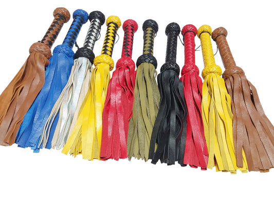 Handmade Lamb Leather Flogger – Soft 30 Falls, Short 15 cm Handle, 19 cm Length, 65 g, Assorted Colours, Luxury Feel